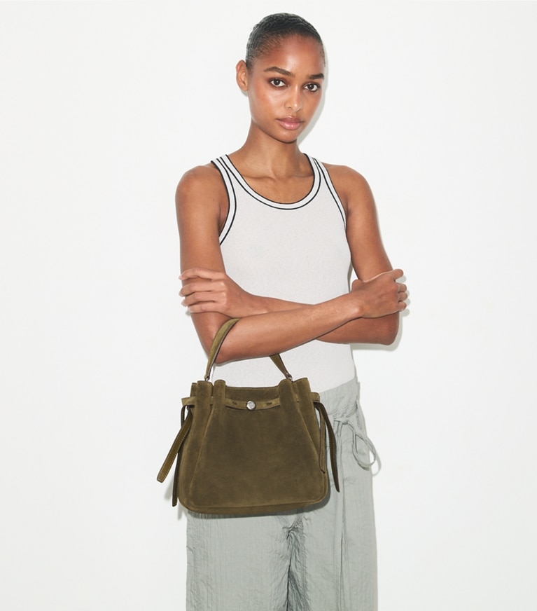 Tory Burch designer crossbody bags Romy Bucket Bag aus Wildleder in Dark Olive accessory on model