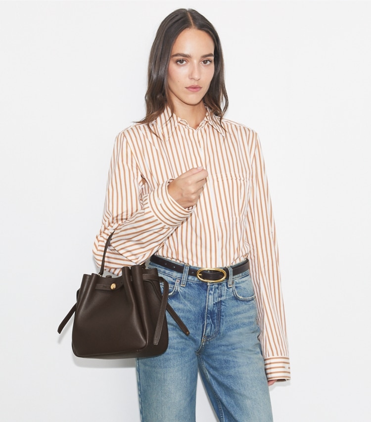 Tory Burch designer crossbody bags Romy Bucket Bag aus Wildleder in Dark Cocoa additional on model