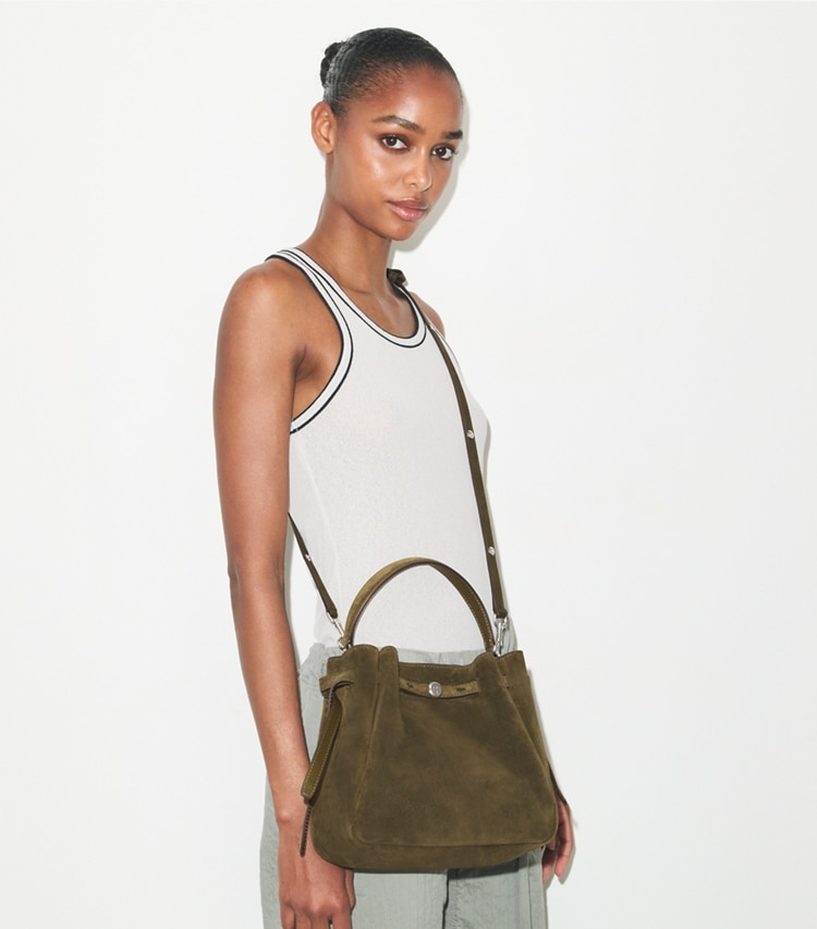 Tory Burch designer crossbody bags Romy Bucket Bag aus Wildleder in Dark Olive additional on model