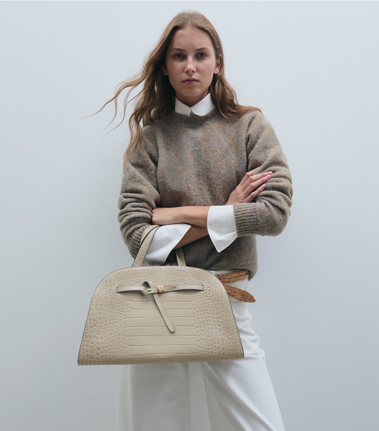Tory Burch diseñador bolsos satchel Romy Croc-Embossed Bauletto en Light Hickory accesorio en modelo