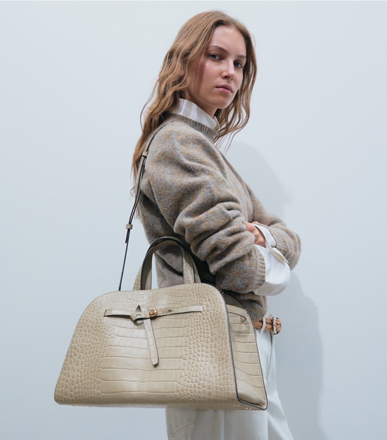 Tory Burch diseñador bolsos satchel Romy Croc-Embossed Bauletto en Light Hickory adicional en modelo
