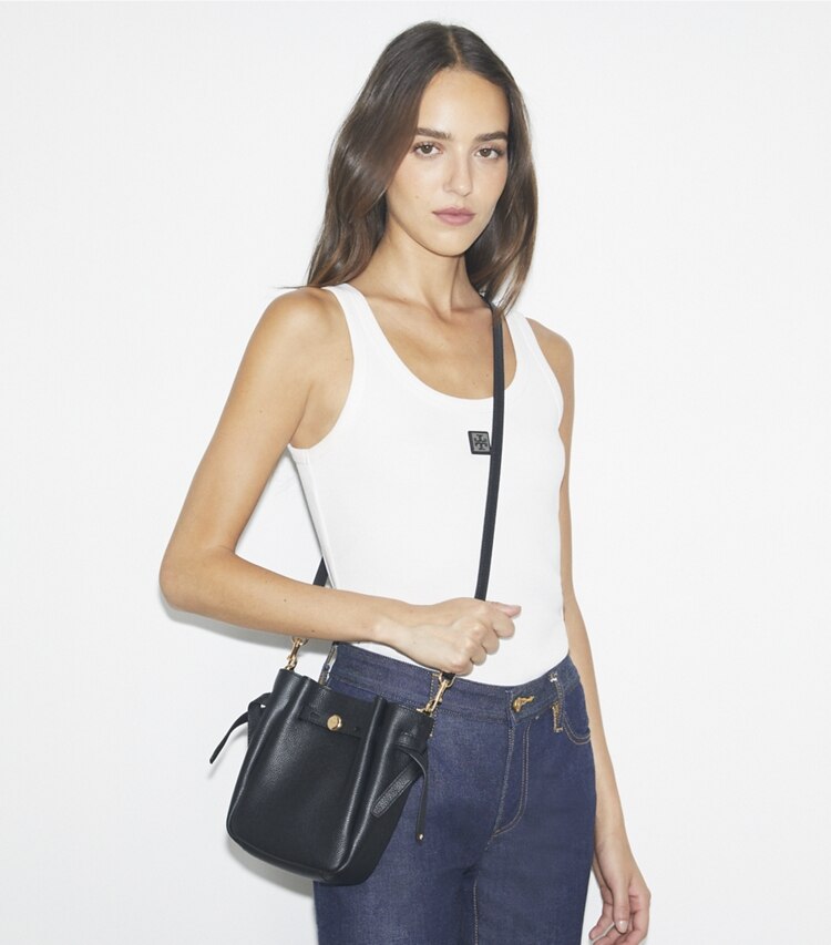 Tory Burch designer crossbody bags Romy Crossbody-Geldbörse mit Smartphonefach in Black accessory on model