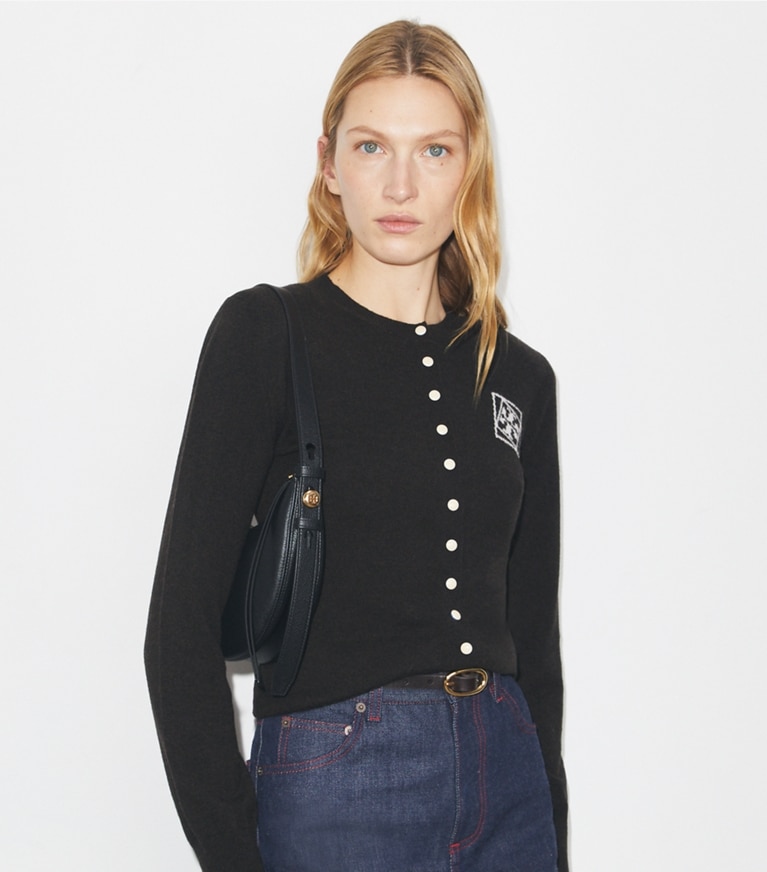 Tory Burch designer ショルダーバッグ ロミー ハーフムーンバッグ in Black accessory on model