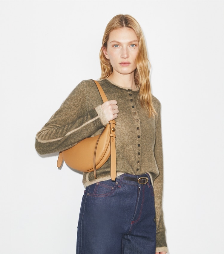 Tory Burch designer schultertaschen Romy Half Moon Tasche in Tiramisu accessory on model