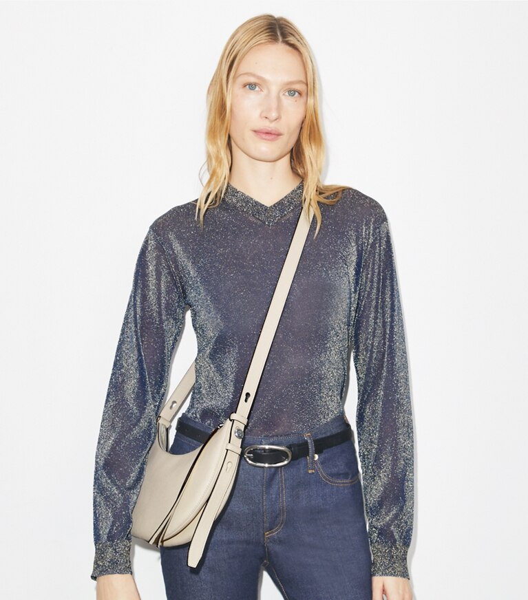 Tory Burch designer schultertaschen Romy Half Moon Tasche in Light Cream additional on model