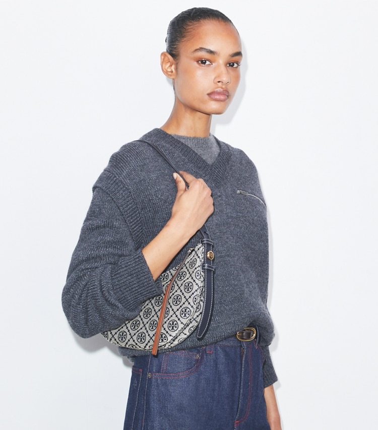 Tory Burch designer schultertaschen Romy Half Moon Tasche mit T-Monogramm in Tory Navy accessory on model