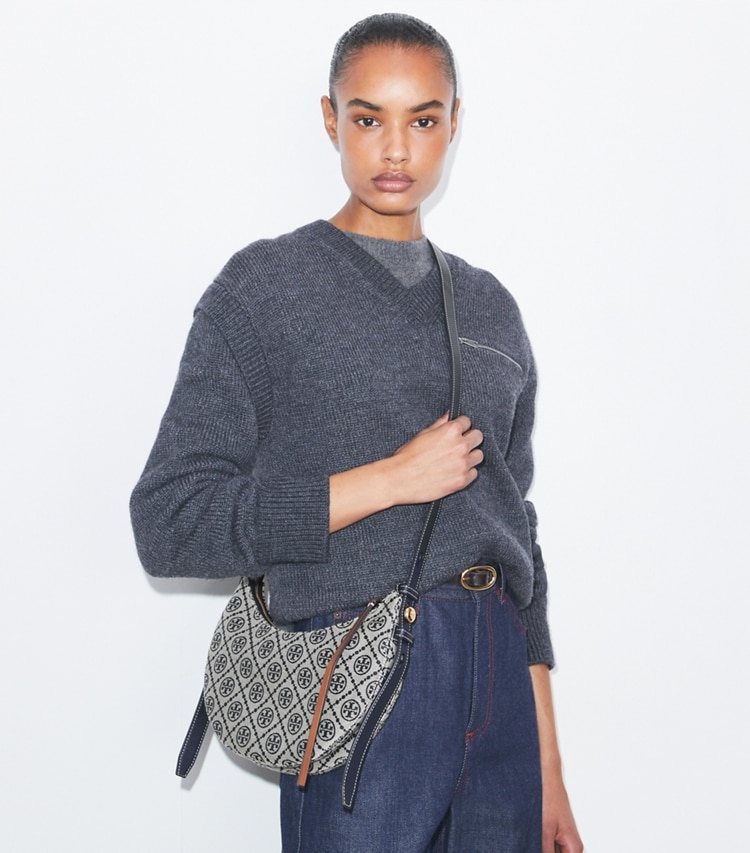 Tory Burch designer schultertaschen Romy Half Moon Tasche mit T-Monogramm in Tory Navy additional on model