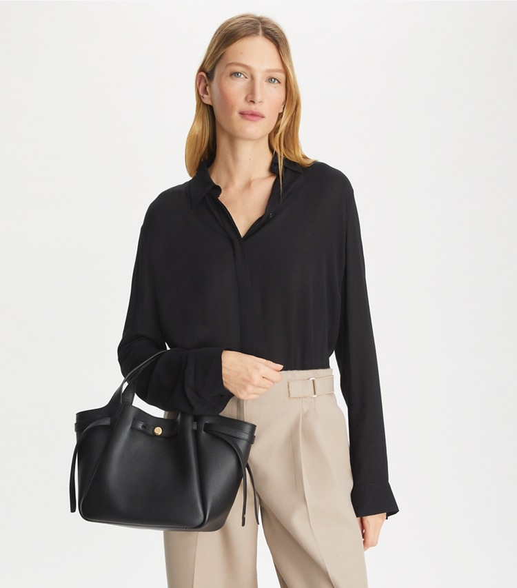 Tory Burch designer tote bags Romy Henkeltasche in Black accessory on model