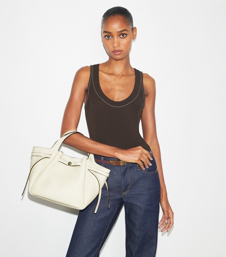 Tory Burch designer tote bags Romy Henkeltasche in Light Cream additional on model