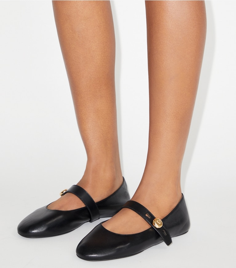 Tory Burch designer フラット ロミー メリージェーン ワイド in PERFECT BLACK accessory on model