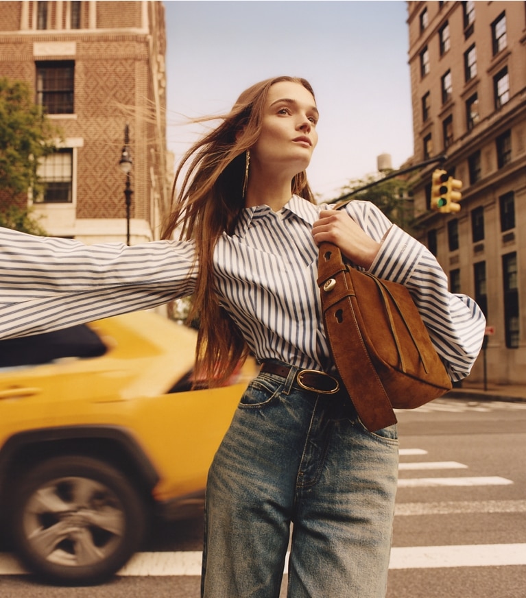 Tory Burch designer schultertaschen Romy Schultertasche aus Wildleder in Caramel angle