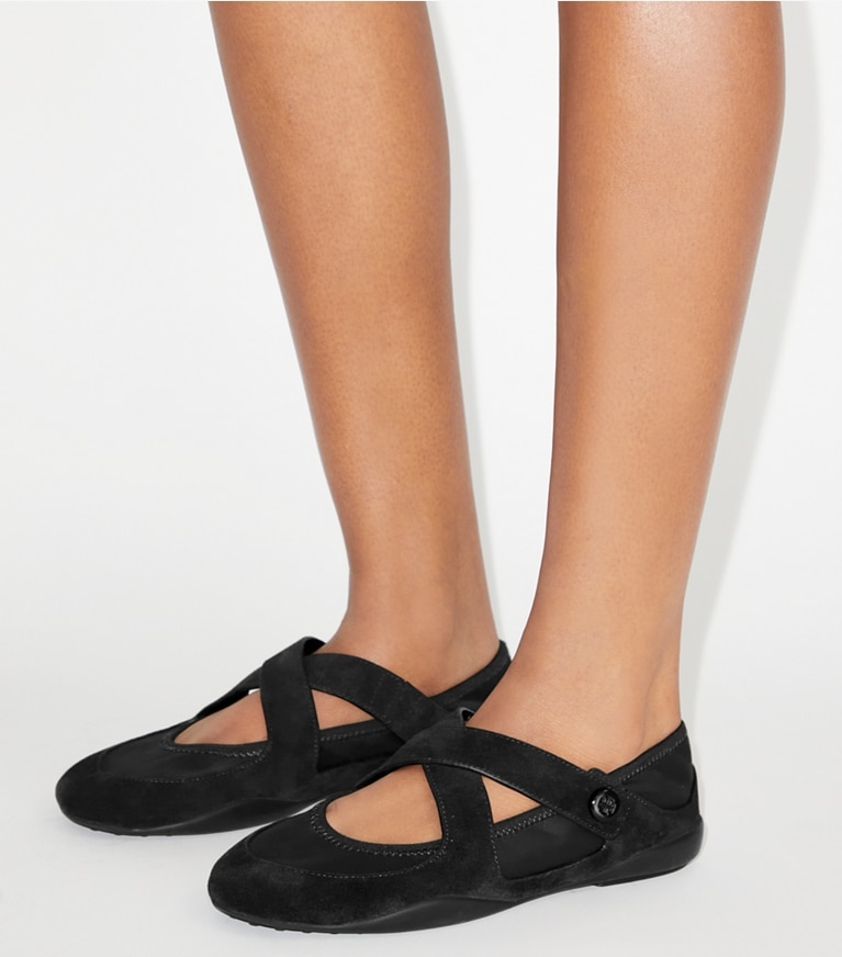 Tory Burch designer フラット ロミー スポーツ メリージェーン in PERFECT BLACK accessory on model