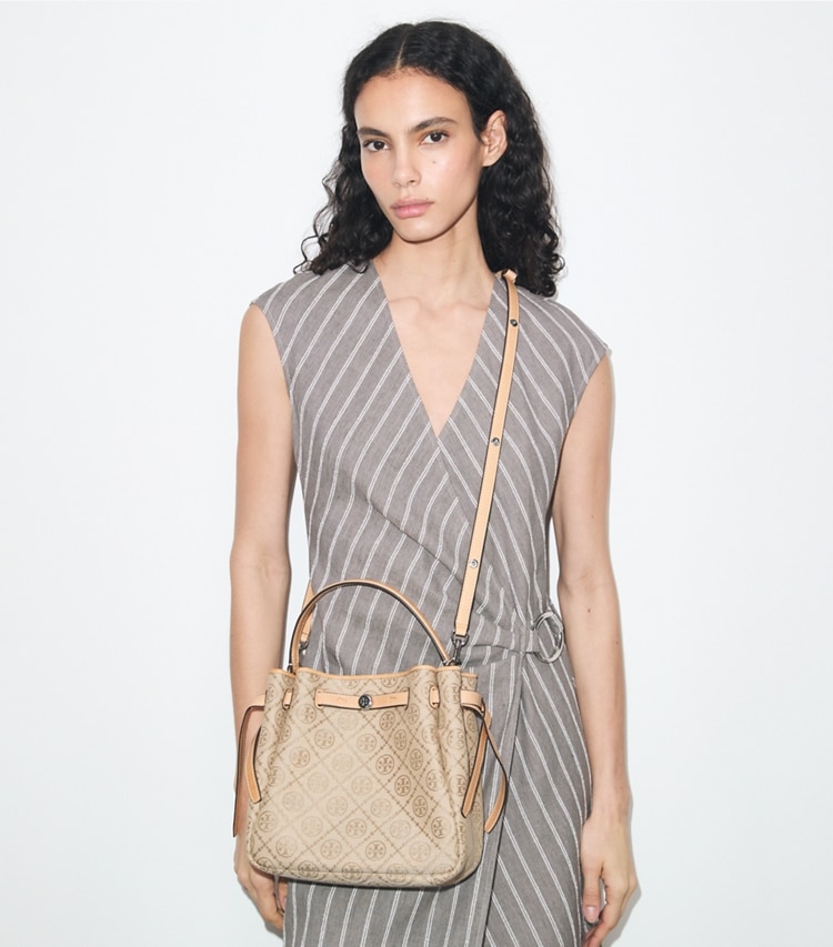 Tory Burch designer クロスボディバッグ ロミー Tモノグラム バケットバッグ in Flax accessory on model