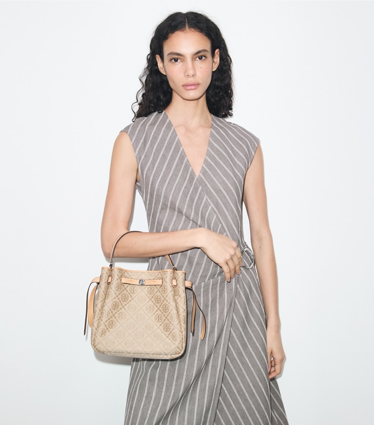 Tory Burch designer クロスボディバッグ ロミー Tモノグラム バケットバッグ in Flax additional on model
