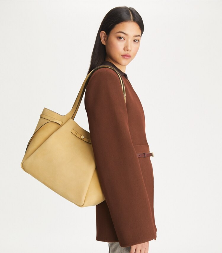 Tory Burch designer tote bags Romy Tote Bag aus Nubuk in Wheat accessory on model