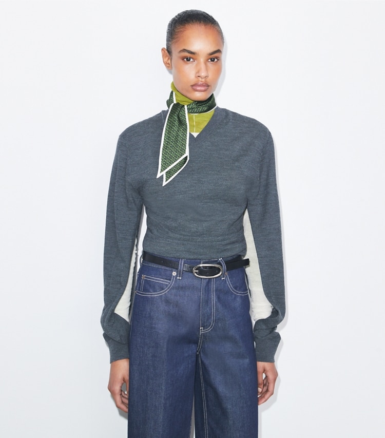 Tory Burch designer écharpes Ruban de soie T Link in Green T Link accessory on model