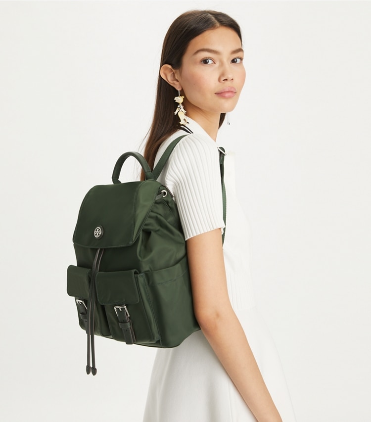 Tory Burch designer rucksäcke Rucksack aus Nylon mit Umschlag in Basil accessory on model