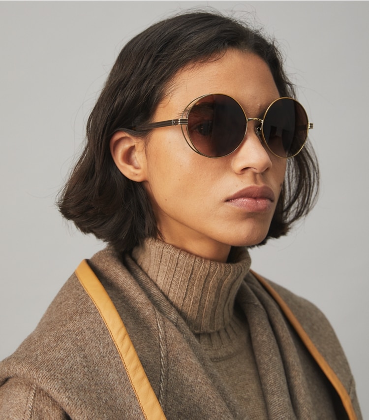 Tory Burch designer sonnenbrillen & brillen Runde Sonnenbrille Kira Open-Wire mit Streifen in GOLD/BLACK accessory on model