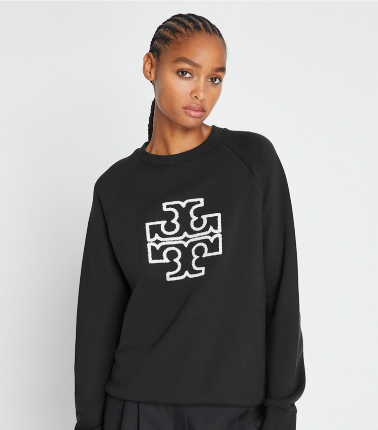 Tory Burch designer strickware Rundhalstop aus Merinofrottee mit Raglanärmeln und Logo in Black on model detail