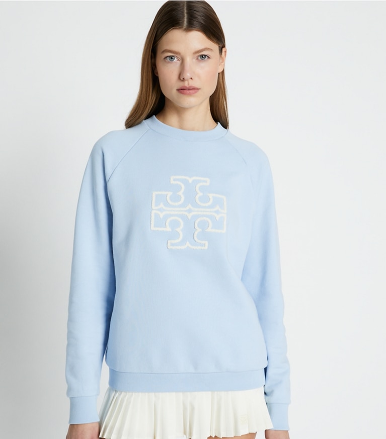 Tory Burch designer strickware Rundhalstop aus Merinofrottee mit Raglanärmeln und Logo in Ice Floe on model detail