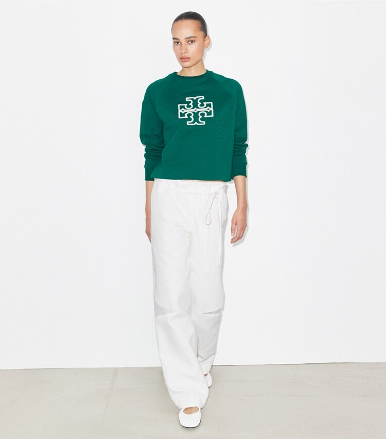 Tory Burch designer strickware Rundhalstop aus Merinofrottee mit Raglanärmeln und Logo in Emerald modell von vorn