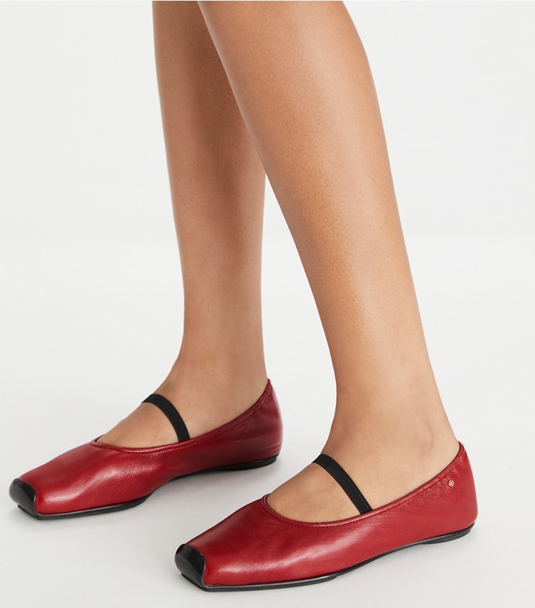 Tory Burch designer flats Runway Ballet in RUBY / PERFECT BLACK accessory on model