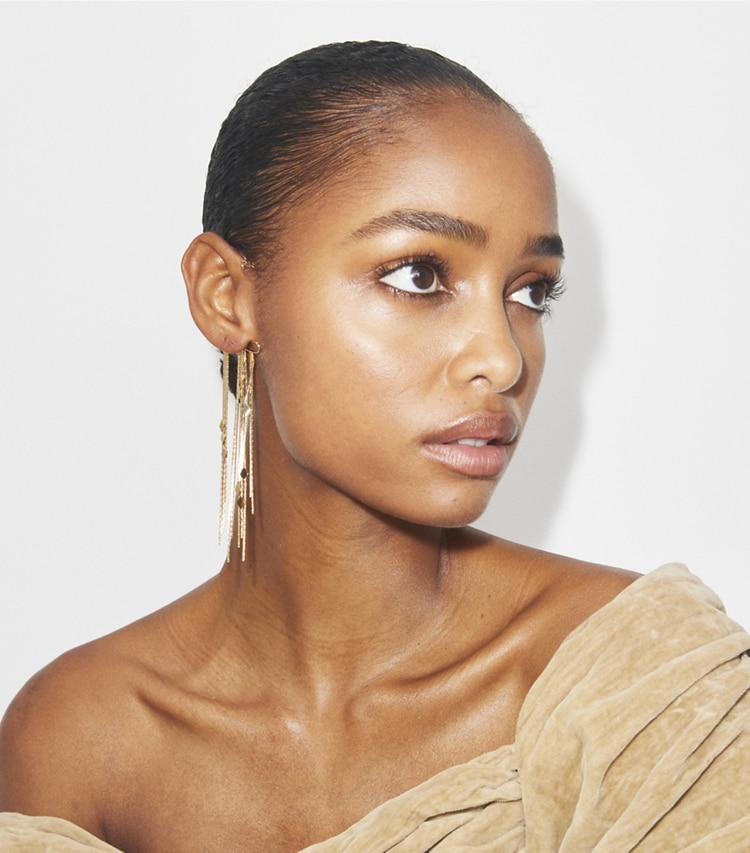 Tory Burch designer イヤリング＆ピアス チェーン イヤーカフ in Light Brass / Crystal accessory on model