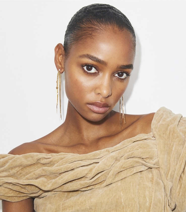Tory Burch designer イヤリング＆ピアス フロントバック チェーン ピアス in Light Brass / Crystal accessory on model