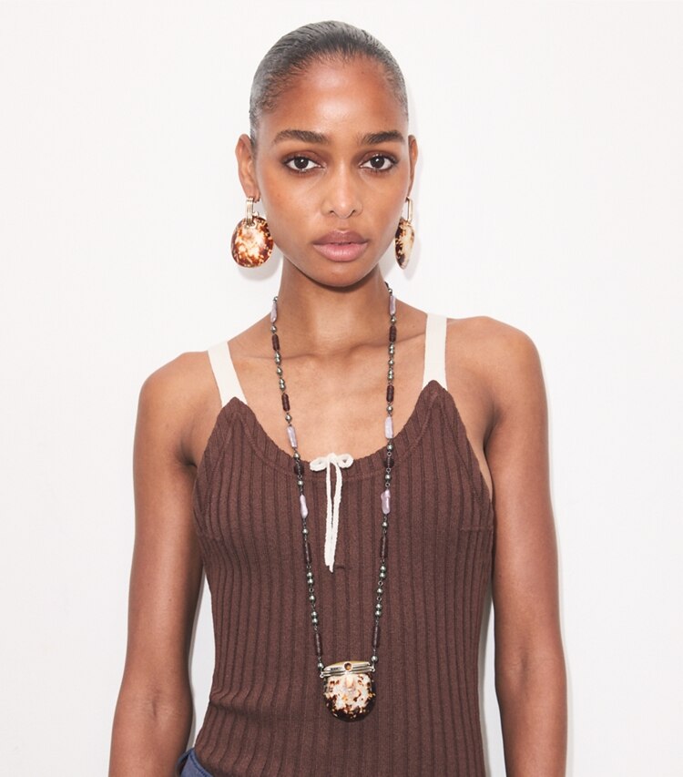 Tory Burch designer ohrringe Runway Muschel-Ohrhänger in Light Brass additional on model