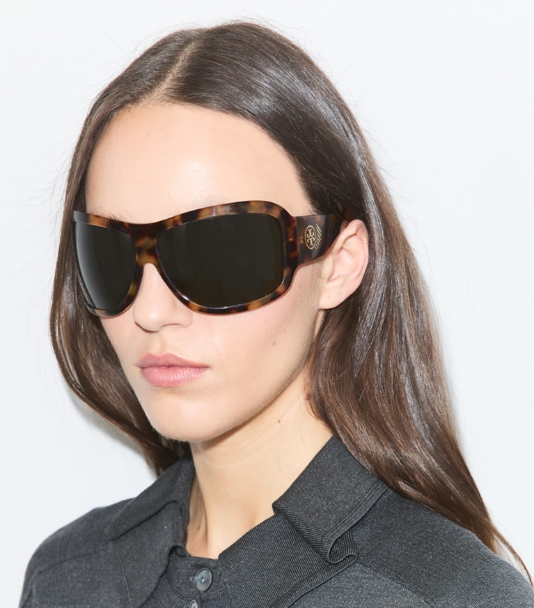 Tory Burch designer sunglasses & eyewear Runway Wrap Sunglasses in TORTOISE/DARK GREEN accessory on model