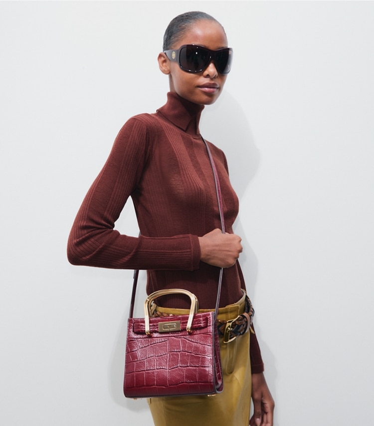 Tory Burch designer sacs à bandoulière Sac Lee Radziwill en cuir embossé façon crocodile dans Crimson accessoire sur le modèle