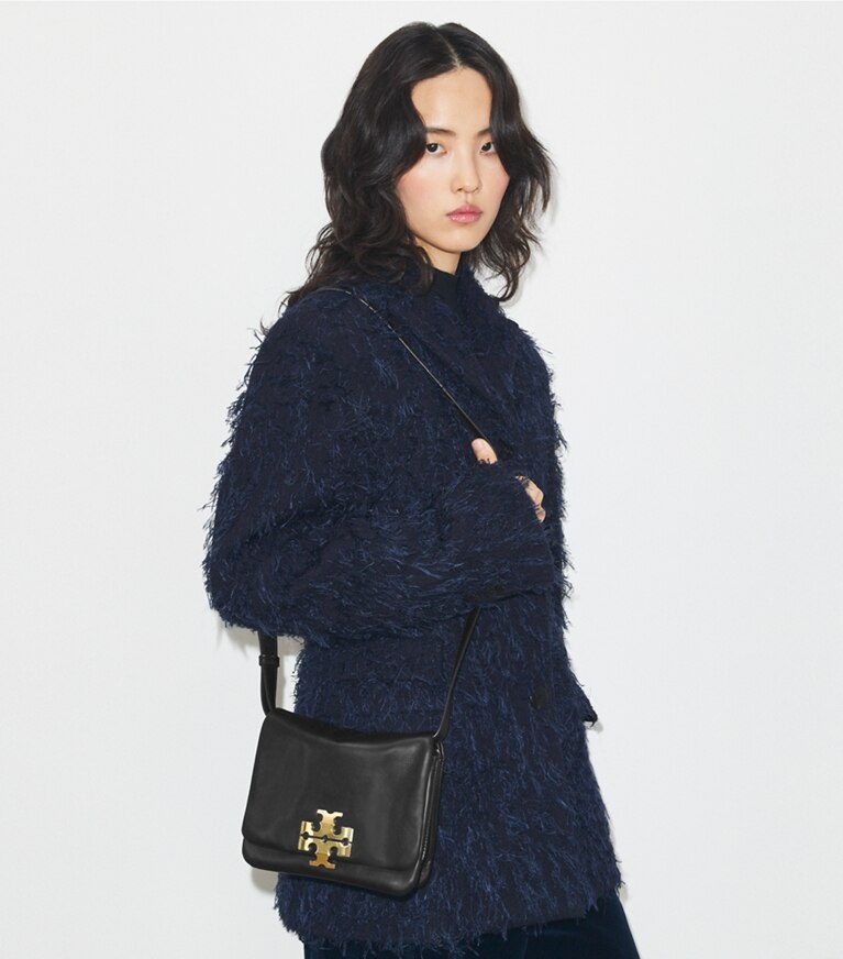 Tory Burch designer sacs porté épaule Sac à bandoulière Charlie Runway dans BLACK/GOLD accessoire sur le modèle
