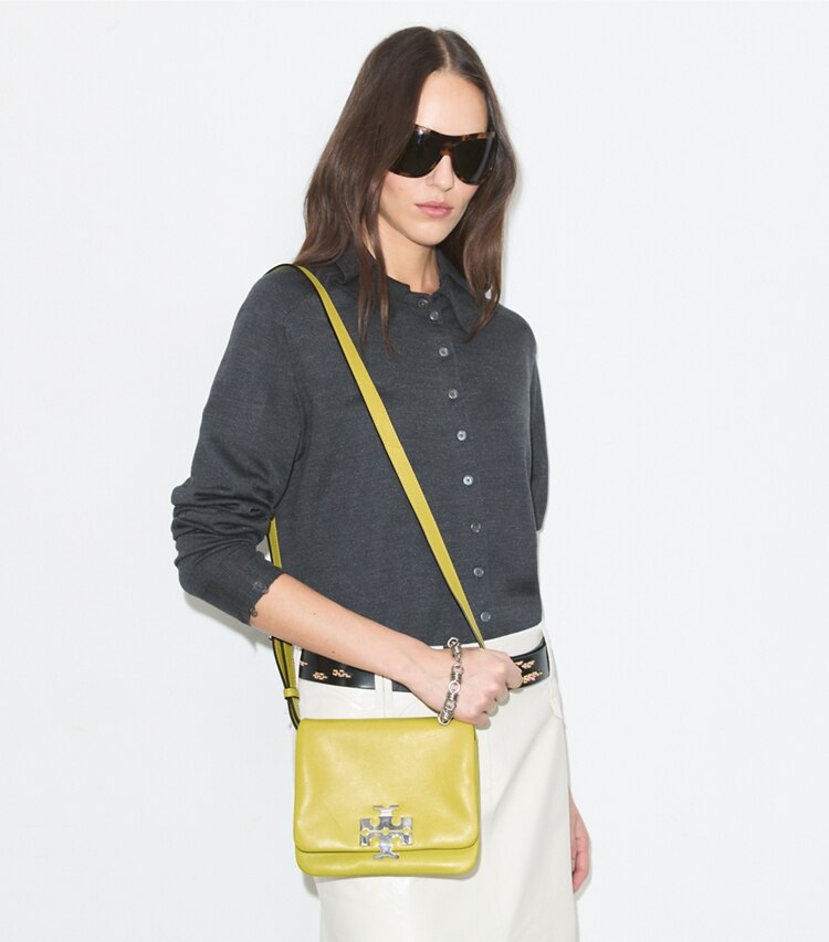 Tory Burch designer sacs porté épaule Sac à bandoulière Charlie Runway dans Golden Kiwi accessoire sur le modèle