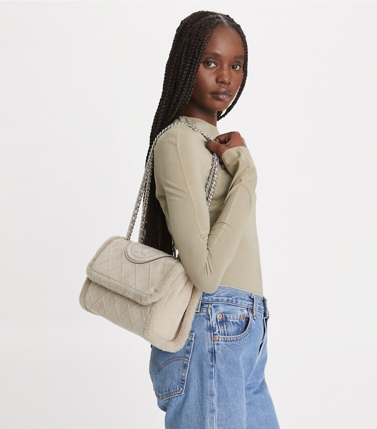 Tory Burch designer sacs porté épaule Sac à bandoulière convertible Fleming en rason souple dans Cotton Grey accessoire sur le modèle