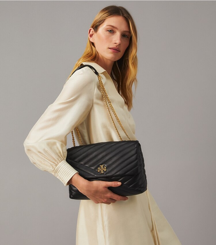 Tory Burch designer sacs porté épaule Sac à bandoulière convertible Kira Chevron dans Black accessoire sur le modèle
