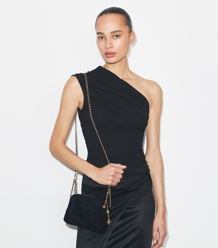 Tory Burch designer sacs à bandoulière Sac à bandoulière en suède souple Fleming dans Black accessoire sur le modèle