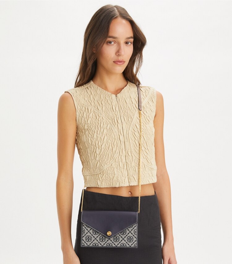 Tory Burch designer sacs à bandoulière Sac à bandoulière enveloppe T Monogram dans Tory Navy accessoire sur le modèle
