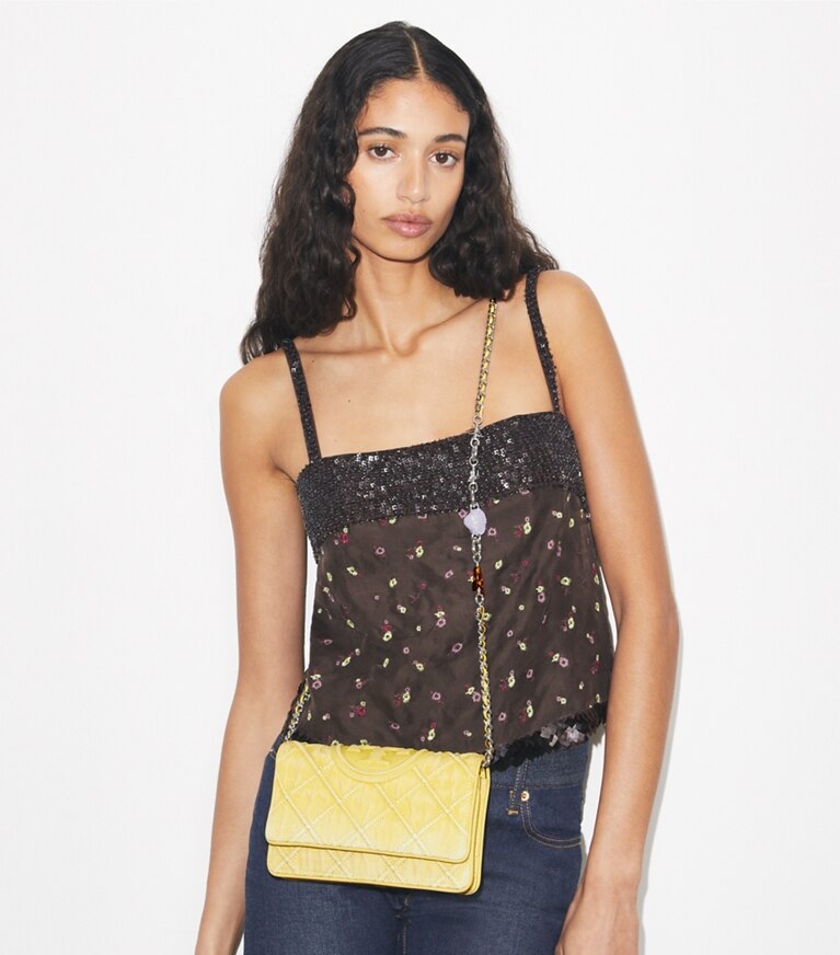 Tory Burch designer sacs à bandoulière Sac à bandoulière Fleming en denim avec breloque et chaîne dans Yellow accessoire sur le modèle