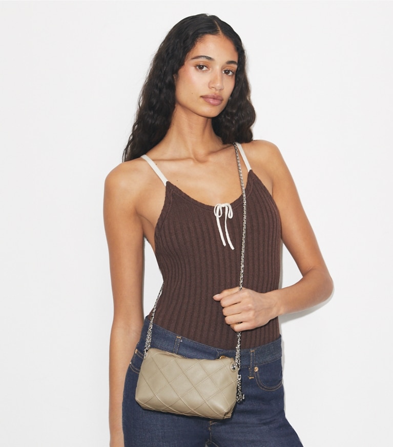 Tory Burch designer sacs à bandoulière Sac à bandoulière Fleming Soft in Soft Cement accessory on model