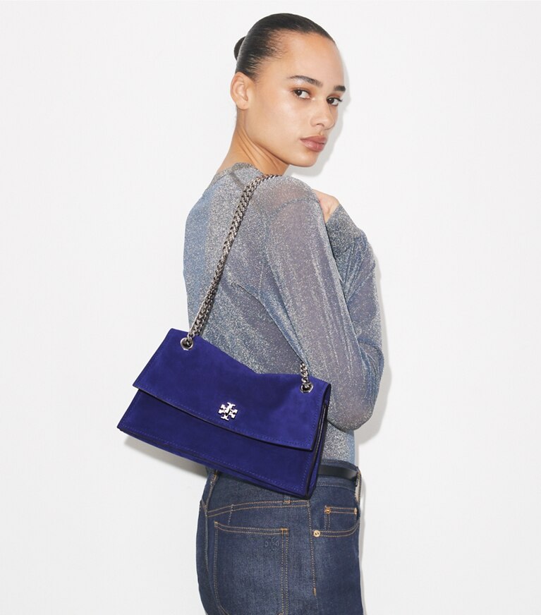 Tory Burch designer sacs porté épaule Sac à bandoulière Kira en suède à fermoir dans Ballpoint Blue accessoire sur le modèle