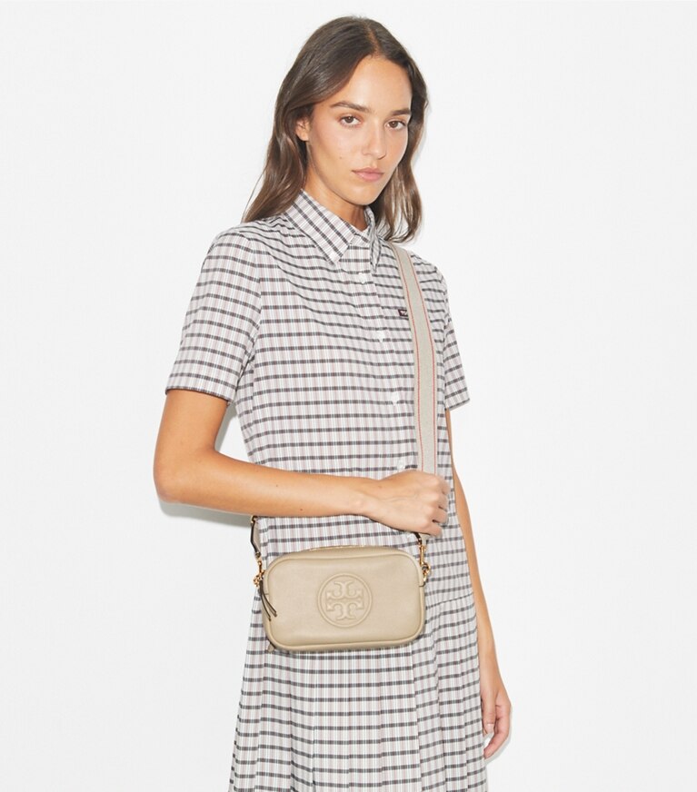 Tory Burch designer sacs à bandoulière Sac à bandoulière souple Mini Miller dans Light Stone accessoire sur le modèle