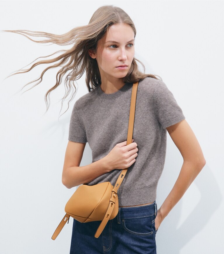 Tory Burch designer sacs à bandoulière Sac à bandoulière souple Romy dans Tiramisu accessoire sur le modèle