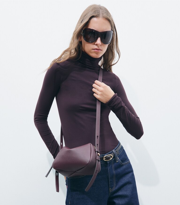 Tory Burch designer sacs à bandoulière Sac à bandoulière souple Romy dans Dark Carmine supplémentaire sur le modèle