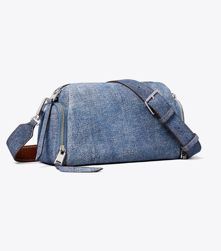 Tory Burch designer sacs à bandoulière Sac à bandoulière Voyager en suède imprimé denim Perry dans Blue Jean angle