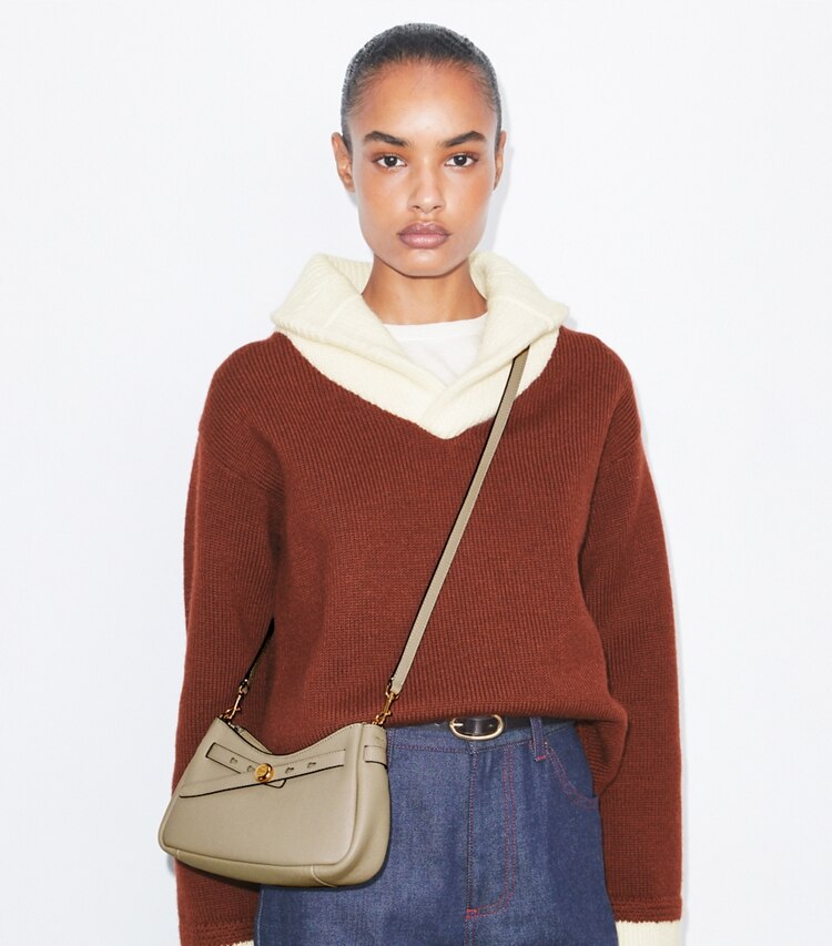 Tory Burch designer sacs à bandoulière Sac à bandoulière zippé Romy in Soft Cement accessory on model