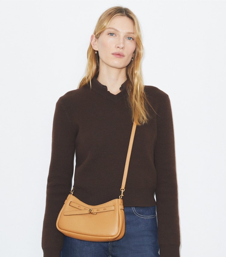 Tory Burch designer sacs à bandoulière Sac à bandoulière zippé Romy in Tiramisu accessory on model