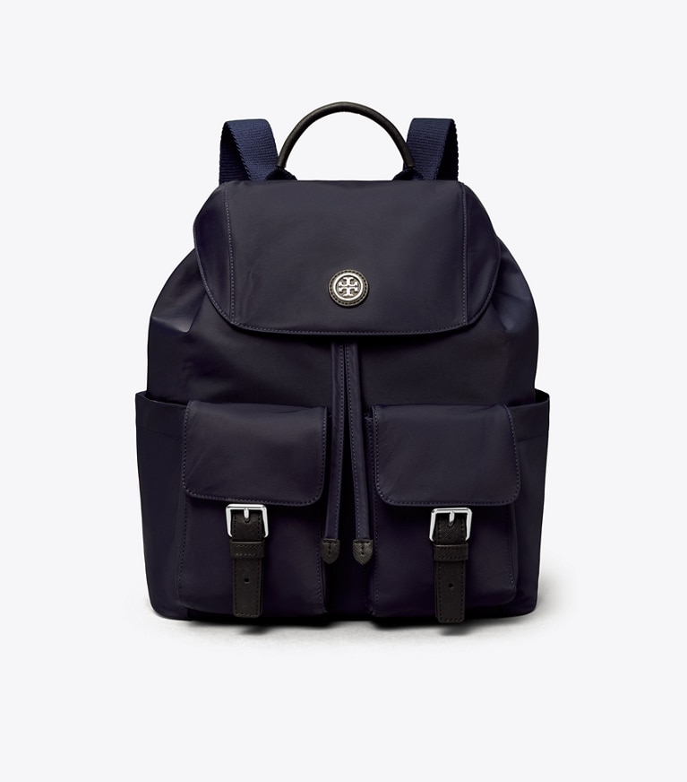 Tory Burch designer sacs à dos Sac à dos à rabat en nylon in Royal Navy angle