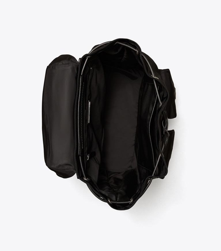 Tory Burch designer sacs à dos Sac à dos à rabat en nylon in Black angle