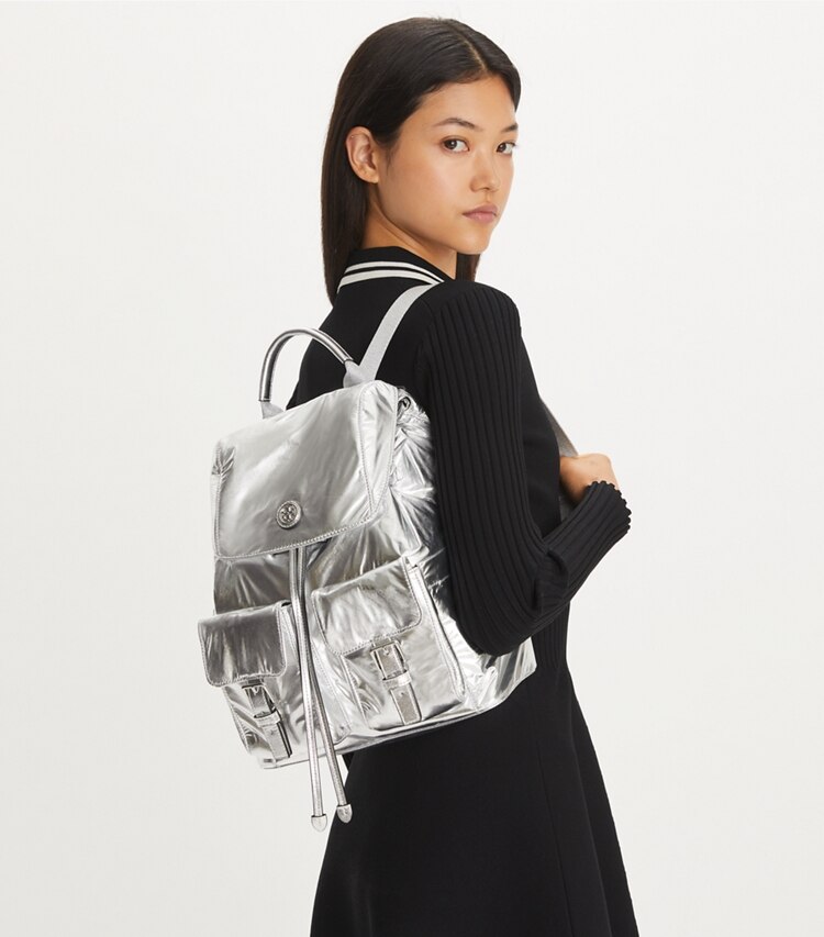 Tory Burch designer sacs à dos Sac à dos Virginia à rabat métallique dans Silver accessoire sur le modèle