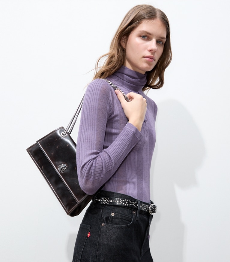 Tory Burch designer sacs porté épaule Sac à l’épaule Kira à fermoir tournant et à effet vieilli dans Dark Brown accessoire sur le modèle